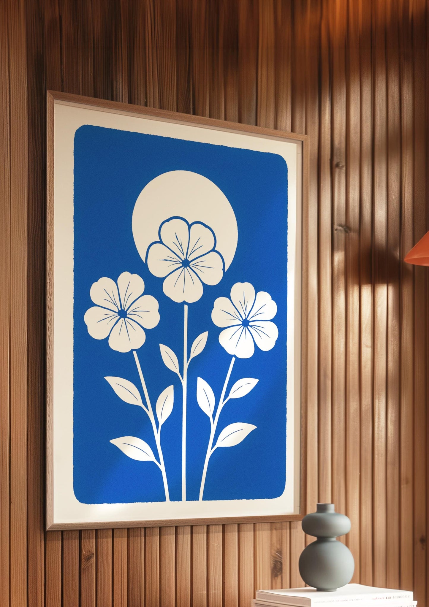 Affiche digitale Géraniums blancs – Poster floral minimaliste à imprimer fond bleu vif, déco murale botanique moderne ambiance été 2025