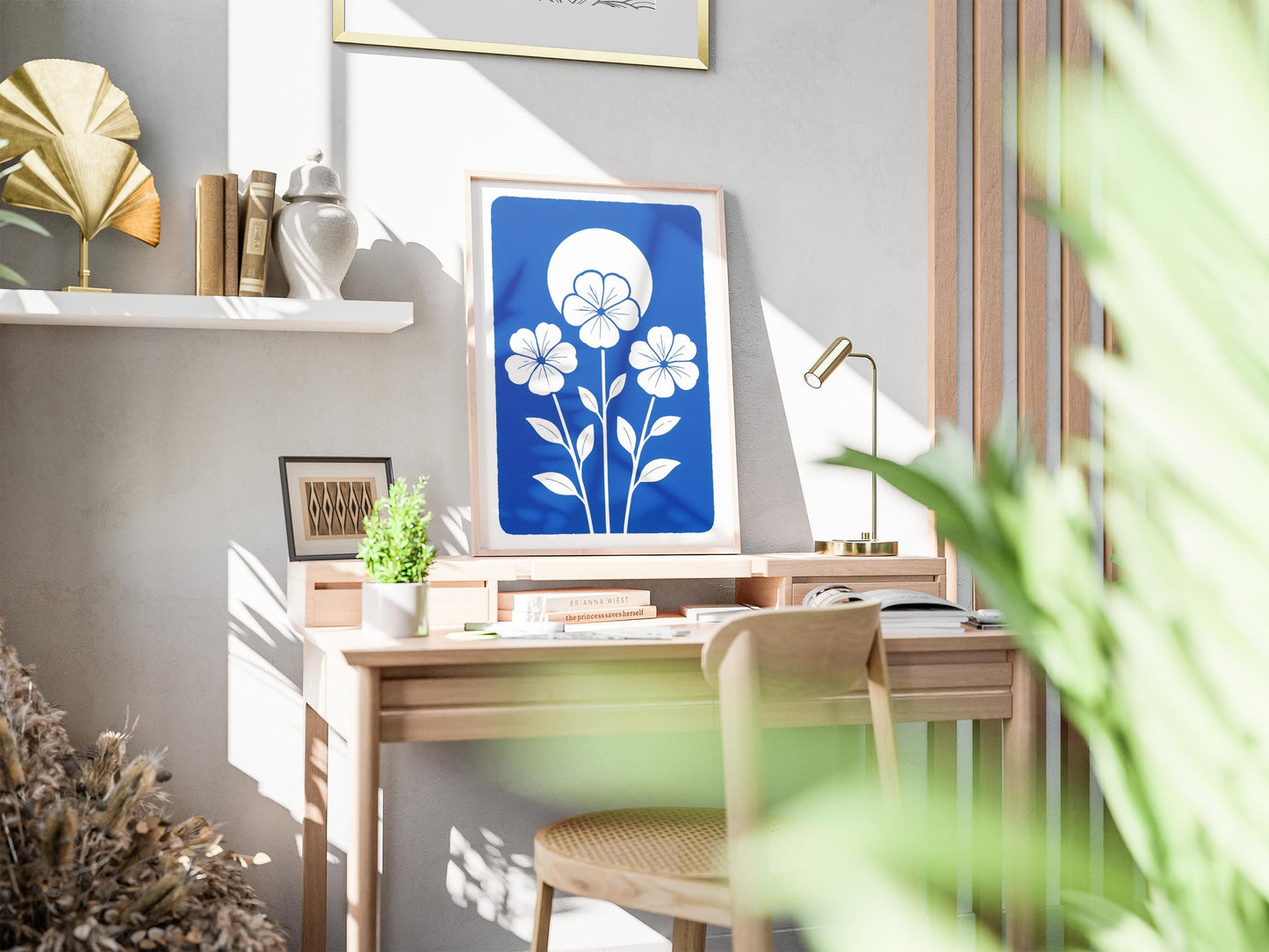 Affiche digitale Géraniums blancs – Poster floral minimaliste à imprimer fond bleu vif, déco murale botanique moderne ambiance été 2025