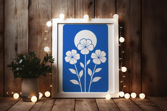 Affiche digitale Géraniums blancs – Poster floral minimaliste à imprimer fond bleu vif, déco murale botanique moderne ambiance été 2025