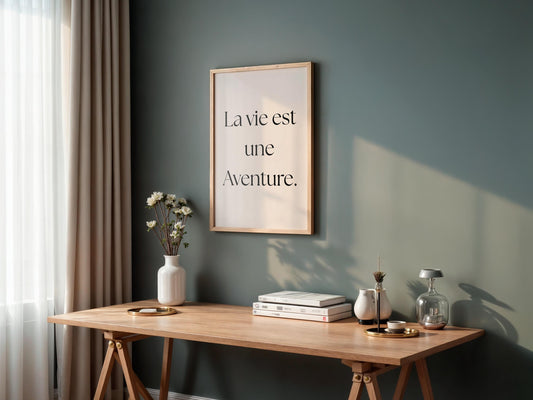 Affiche Citation Française "La vie est une aventure." – Poster Minimaliste à Imprimer – Art Inspirant Noir et Beige pour Déco Murale Moderne