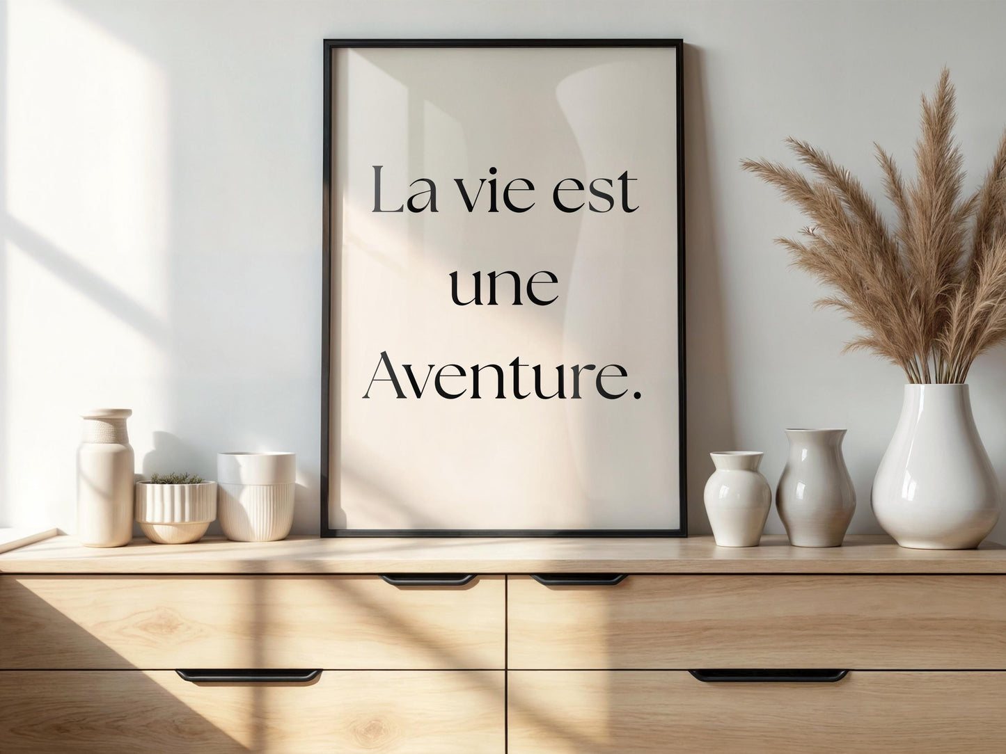 Affiche Citation Française "La vie est une aventure." – Poster Minimaliste à Imprimer – Art Inspirant Noir et Beige pour Déco Murale Moderne