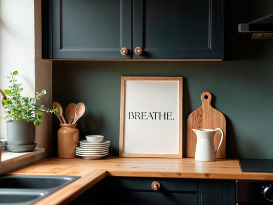 Affiche Typographique "BREATHE." – Poster Minimaliste à Imprimer – Art Mural Inspirant Noir et Beige pour Déco Moderne, Bureau ou Yoga Room