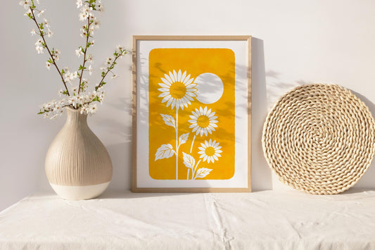Affiche digitale Tournesols blancs – Poster floral minimaliste à imprimer fond jaune soleil, déco murale estivale moderne ambiance été 2025